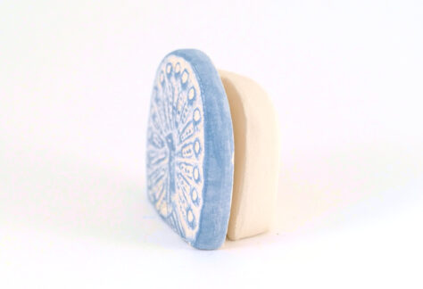 Kartenhalter Pfau weiß Keramik seitlich